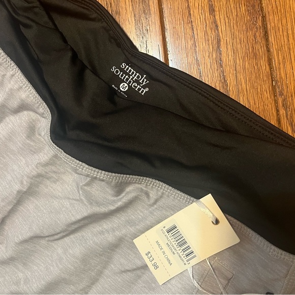Simply Southern Heather Gray & Black
Athletic Skort Size M NWT - Picture 4 of 5